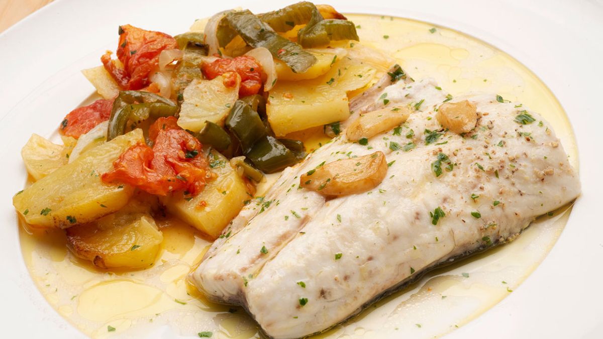 Lubina al horno con patatas, una cena ligera