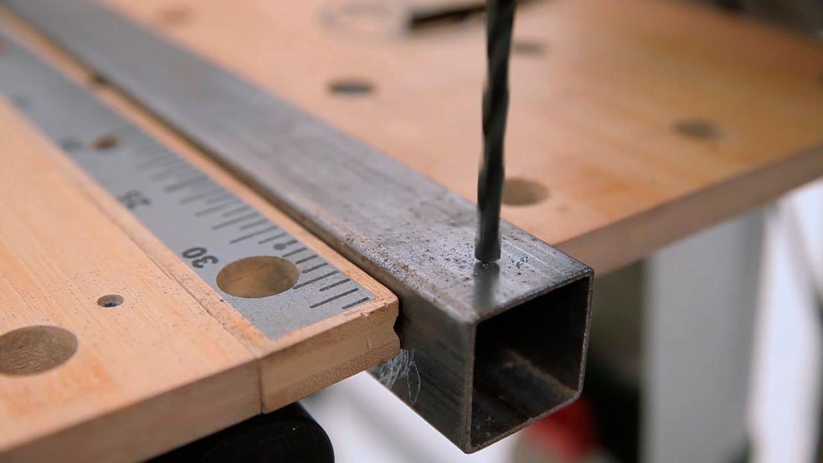 Cómo taladrar sobre metal paso 4