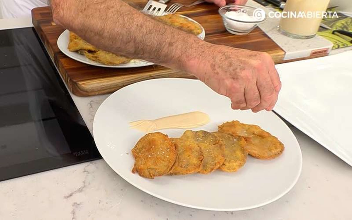 Sazona las setas empanadas y acompáñalas con la mahonesa de salsa de soja