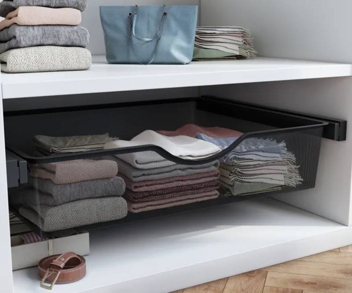 Armario organizado con cesta de metal.