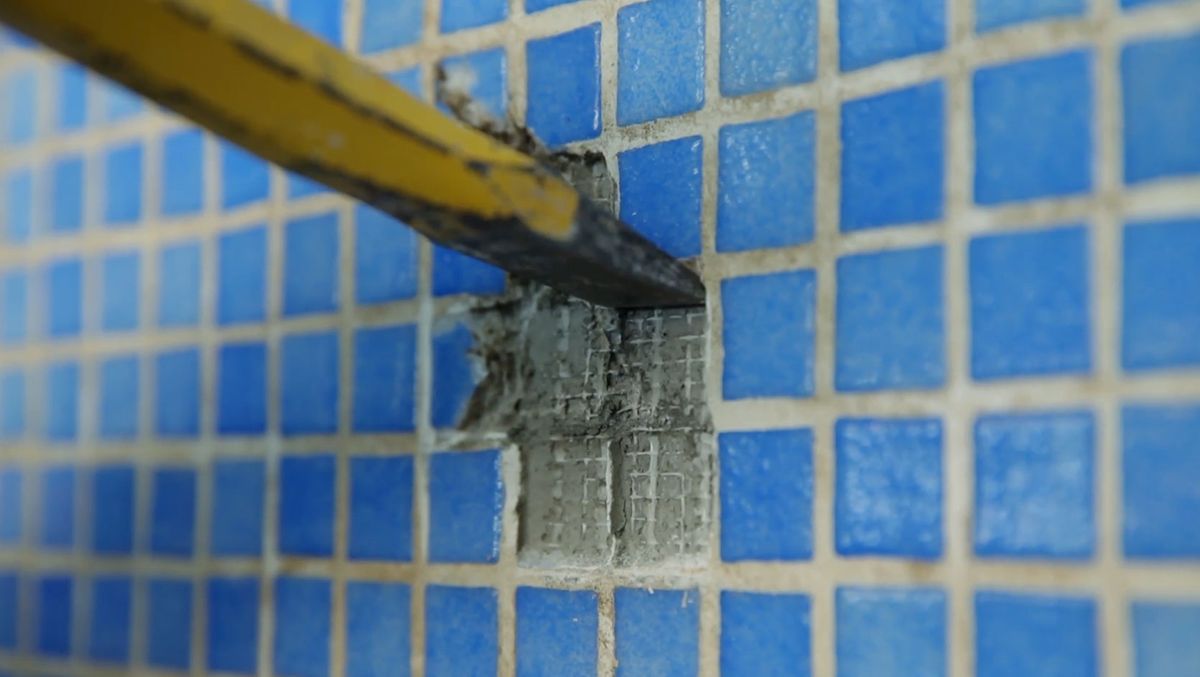 Cómo arreglar baldosas de piscina paso 2