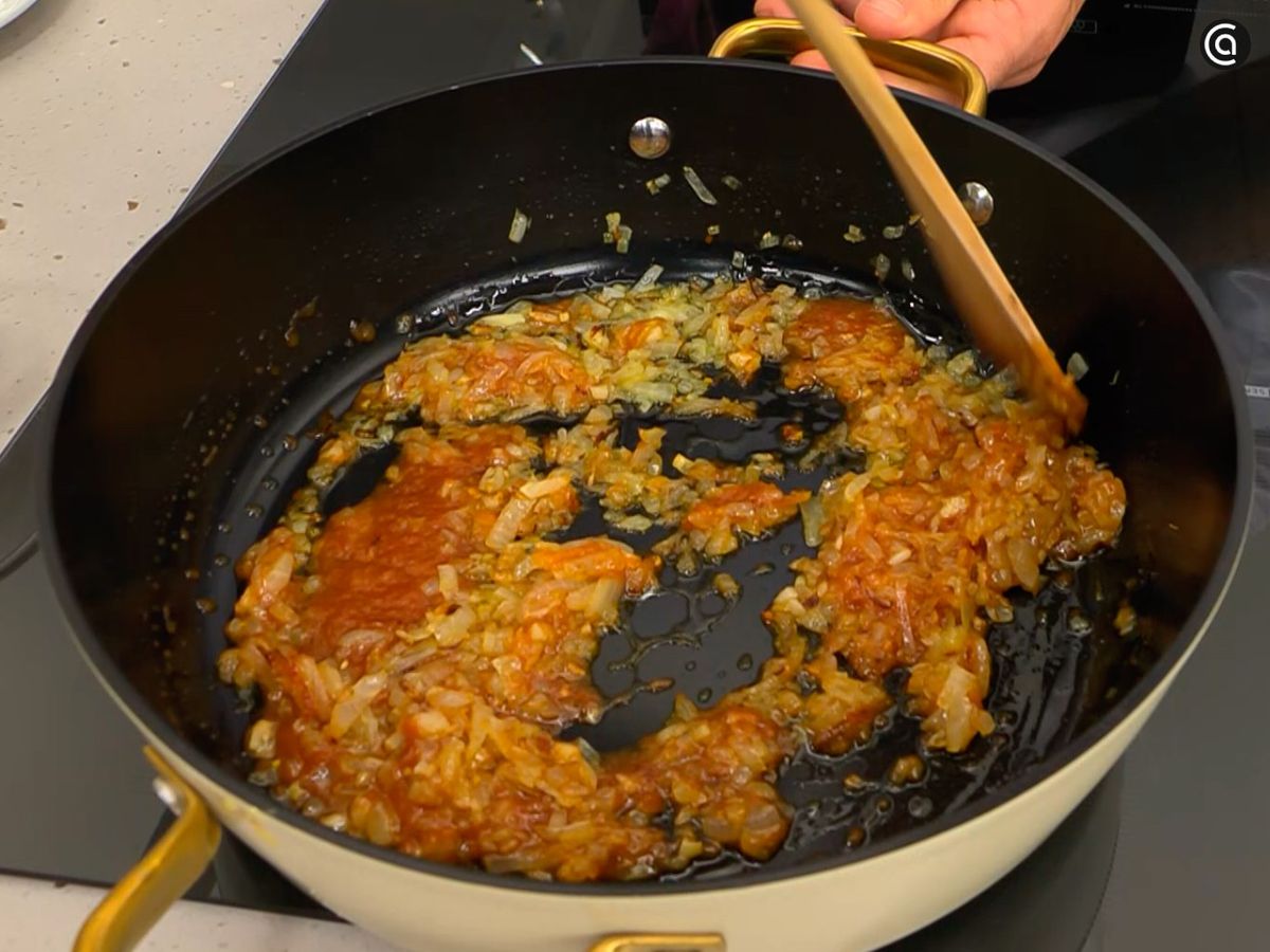 Sofríe la cebolla antes de añadir la salsa de tomate