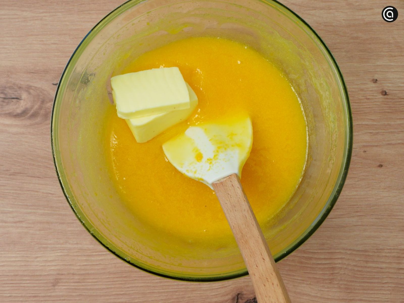 Incorpora la mantequilla y remueve hasta que se derrita por completo