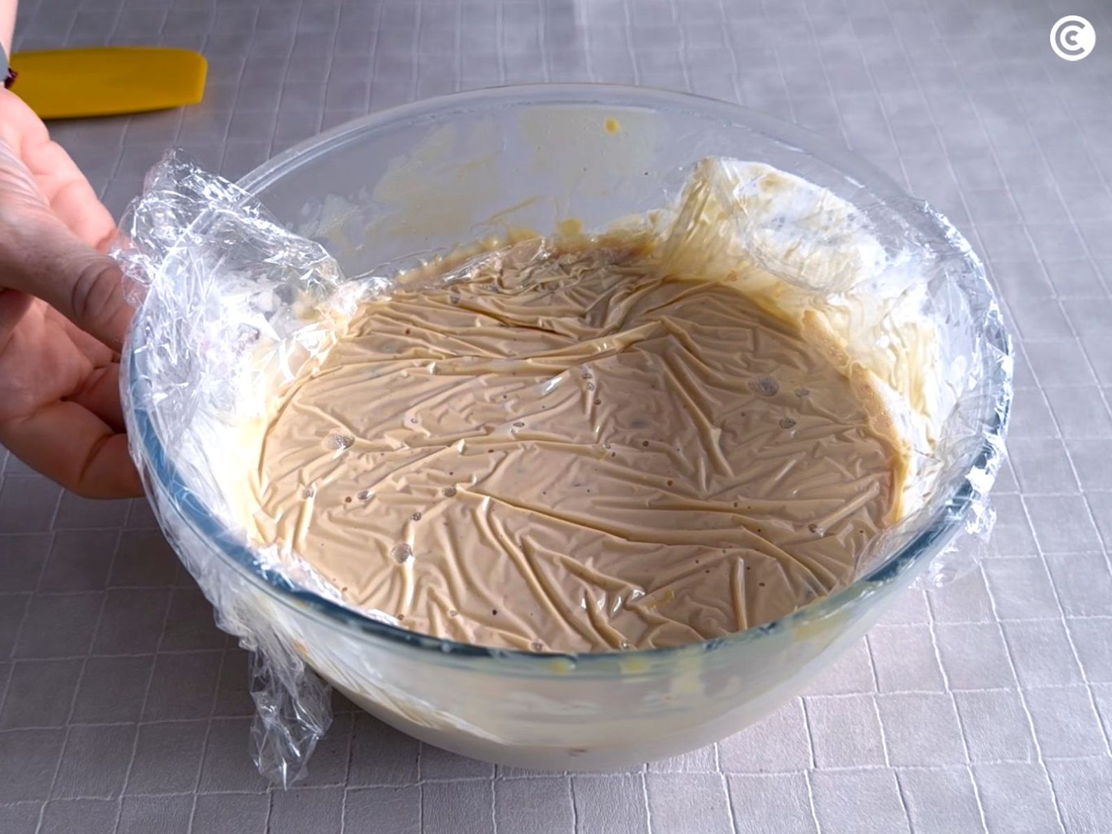 Dejar enfriar el helado de turrón en la nevera