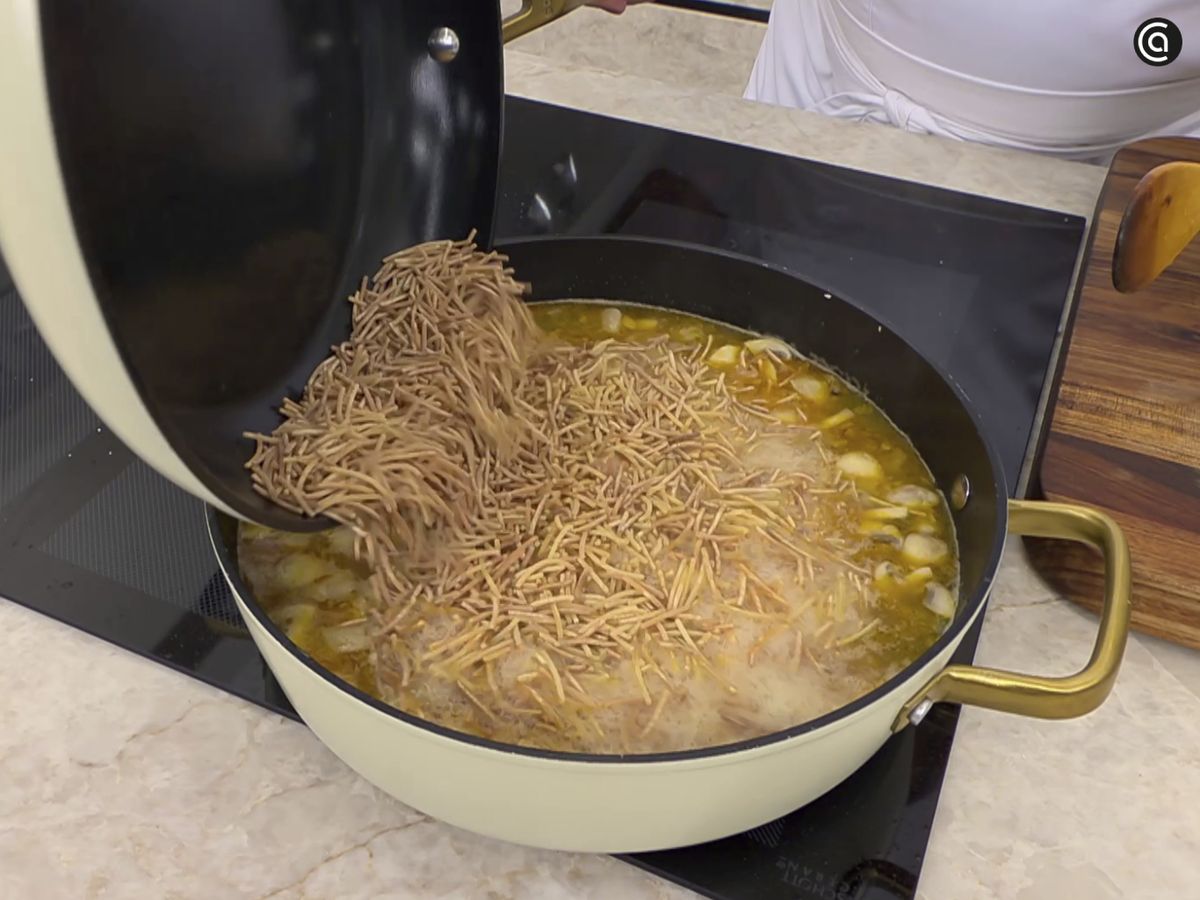 Incorpora la costilla y los fideos al caldo