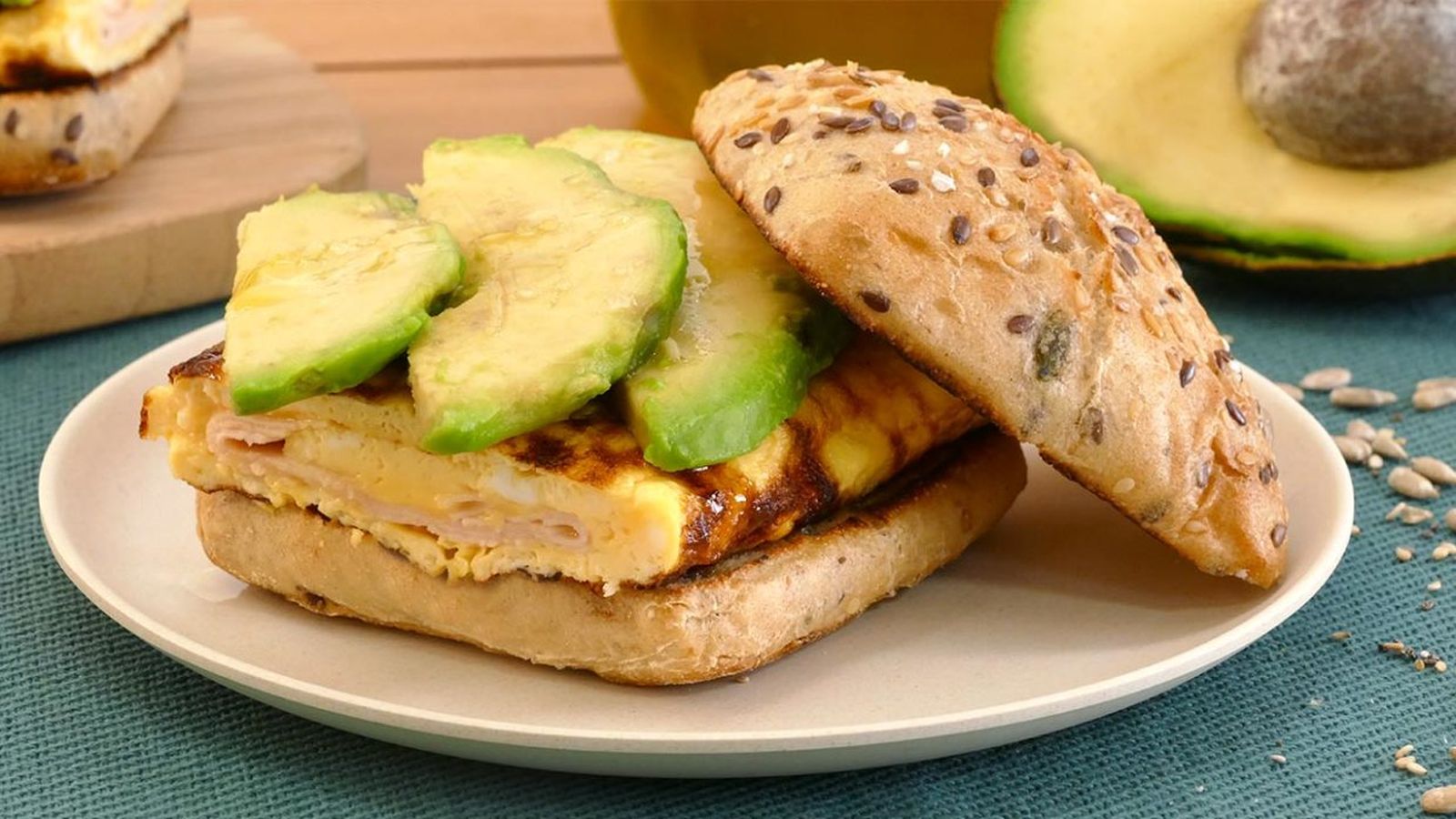 Bocadillo de tortilla francesa y aguacate Bocadillo de tortilla francesa y aguacate