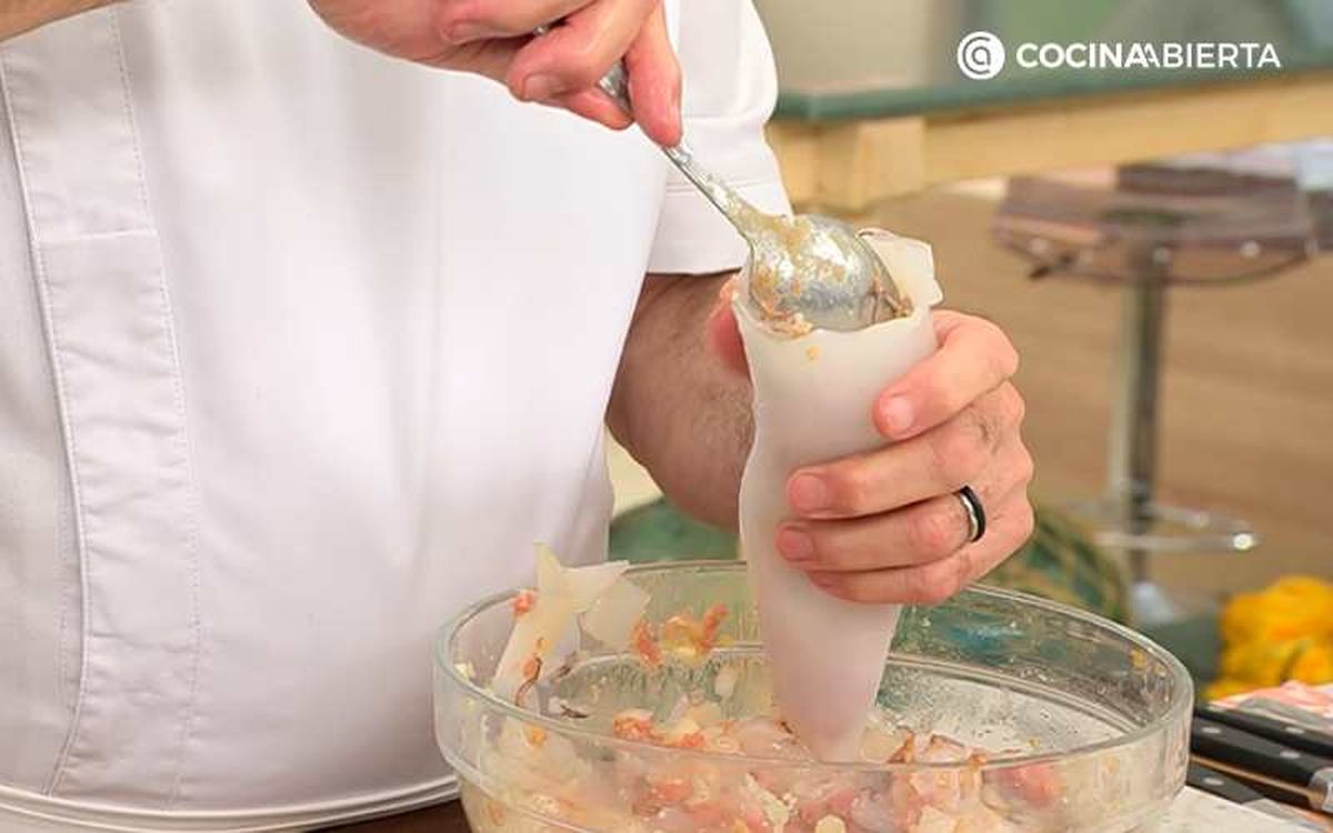 Introduce la mezcla con una cuchara