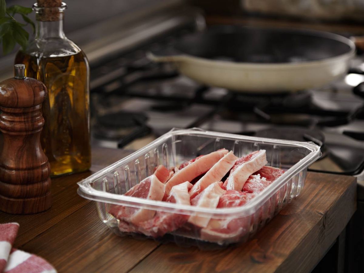 La carne envasada se puede consumir con precaución el día que caduca.