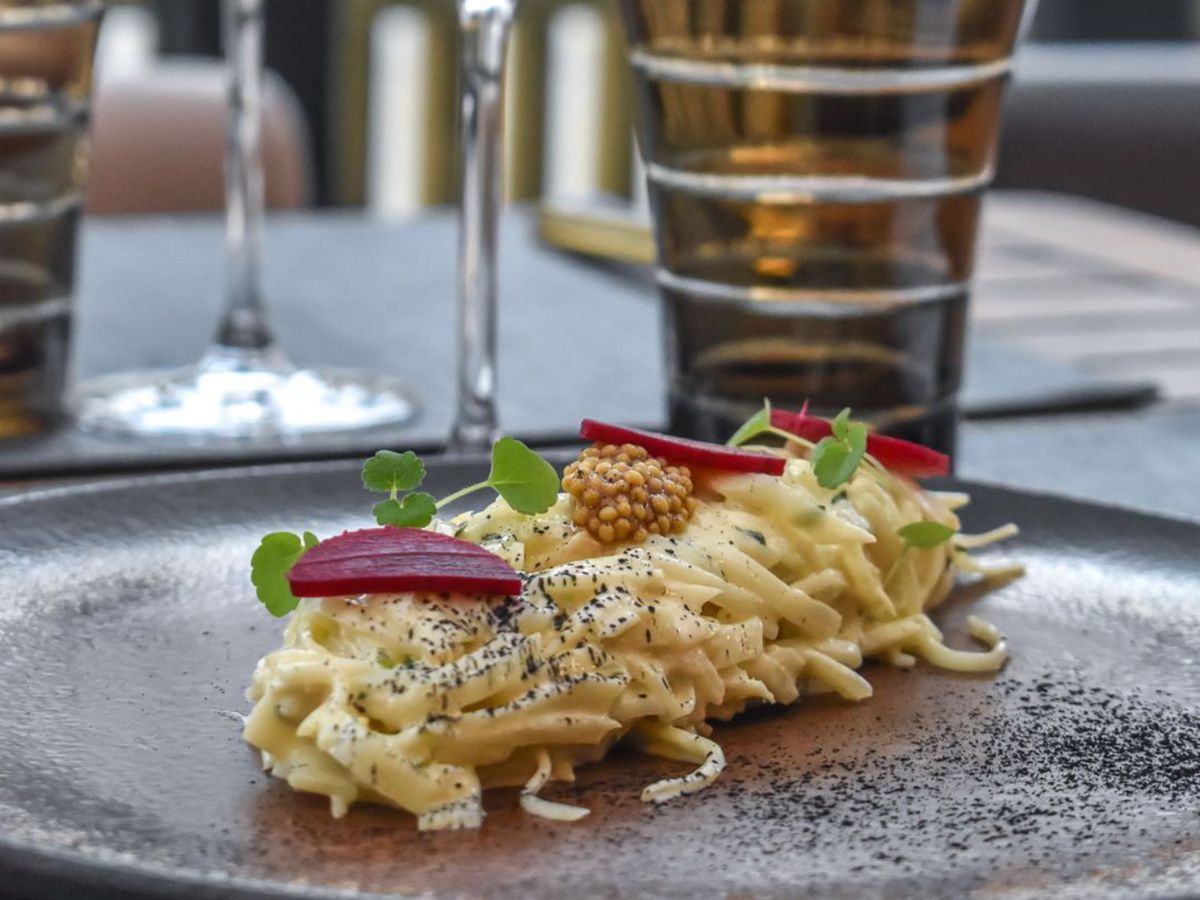 Céleri rémoulade, una ensalada francesa clásica elaborada con apionabo rallado y salsa de mostaza.