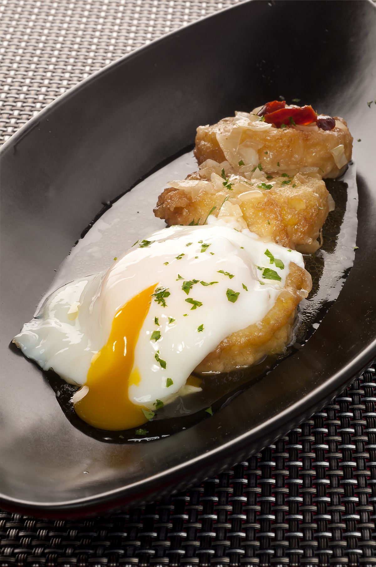 1221. patatas a la importancia con huevos escalfados