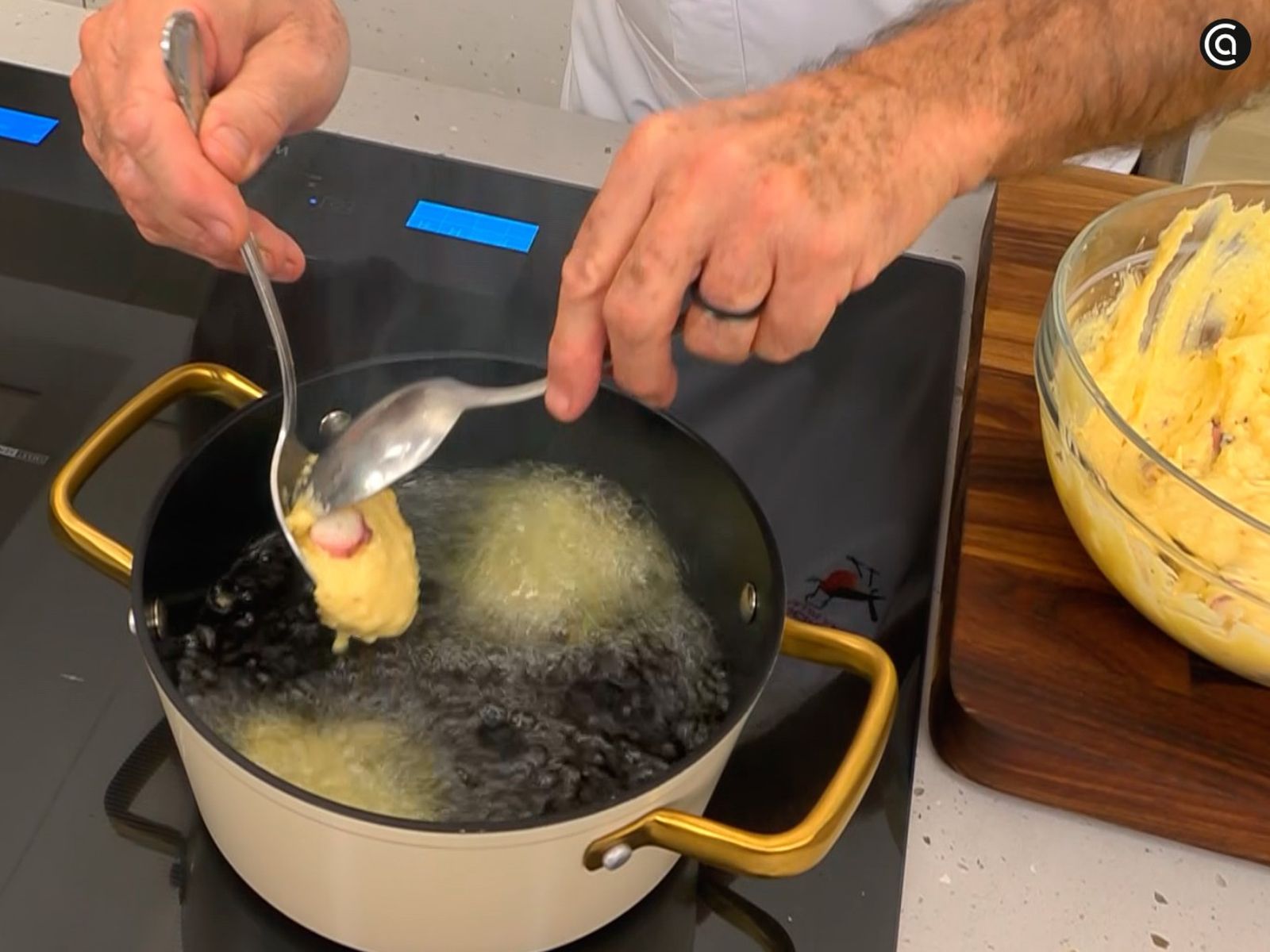 Dora los buñuelos de pulpo en abundante aceite caliente