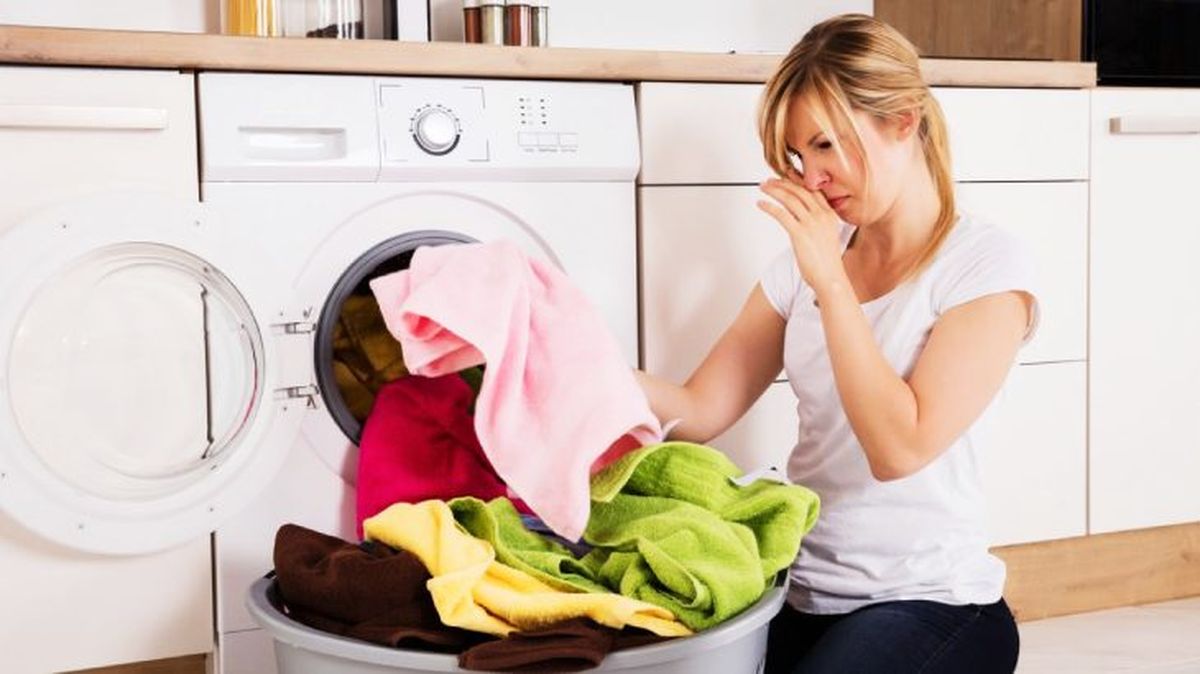 como eliminar el mal olor de la ropa