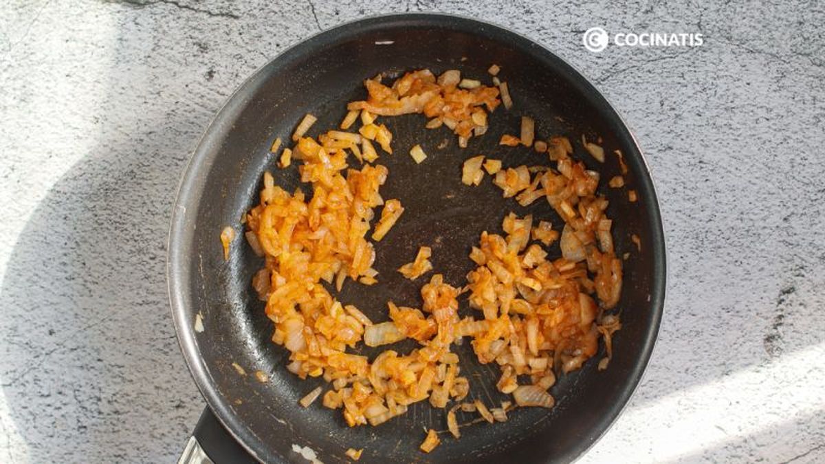 Sofreímos la cebolla con pimentón