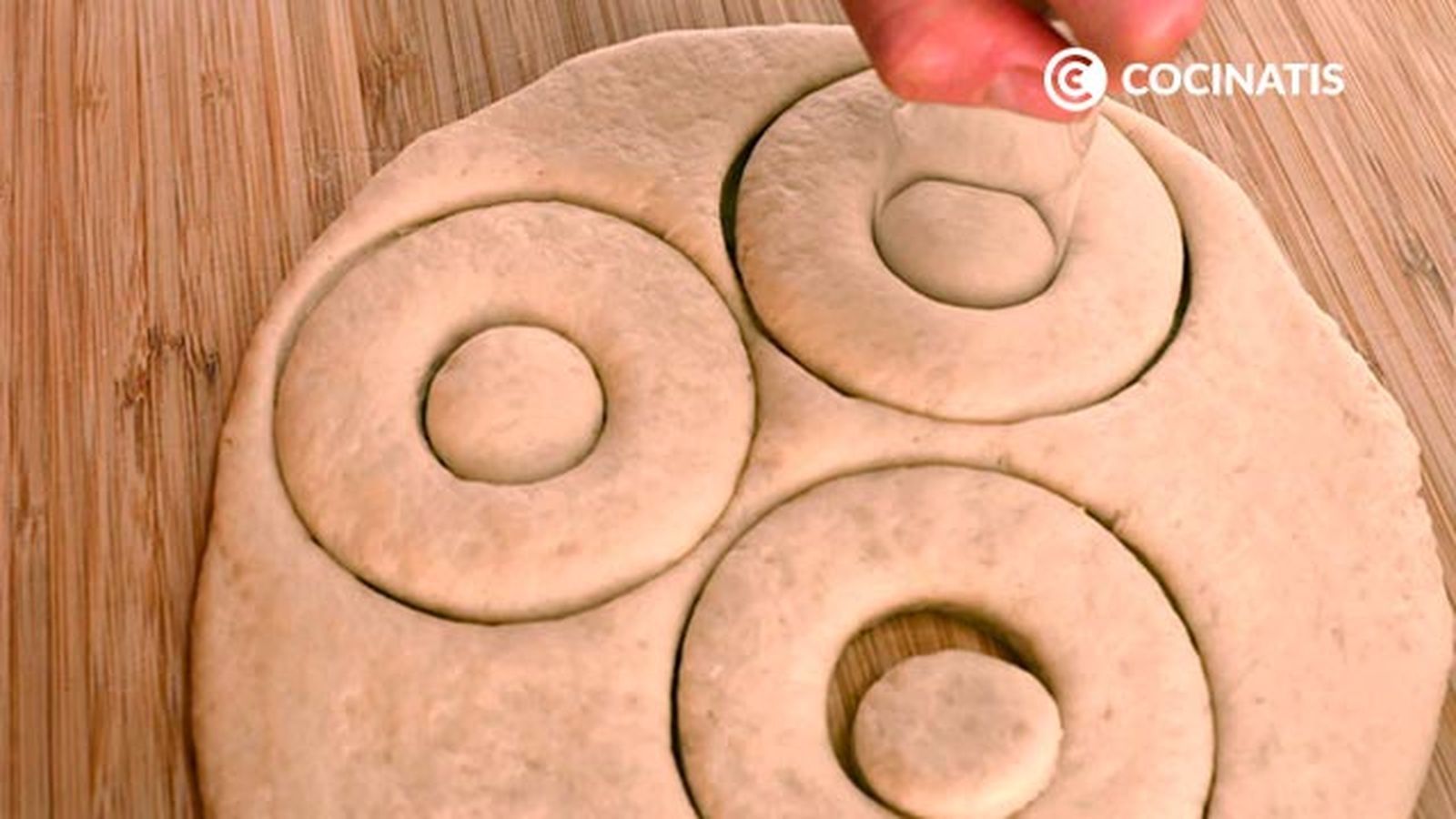 Extiende la masa y córtala con forma de donut Cómo hacer donuts caseros esponjosos con chocolate paso 4