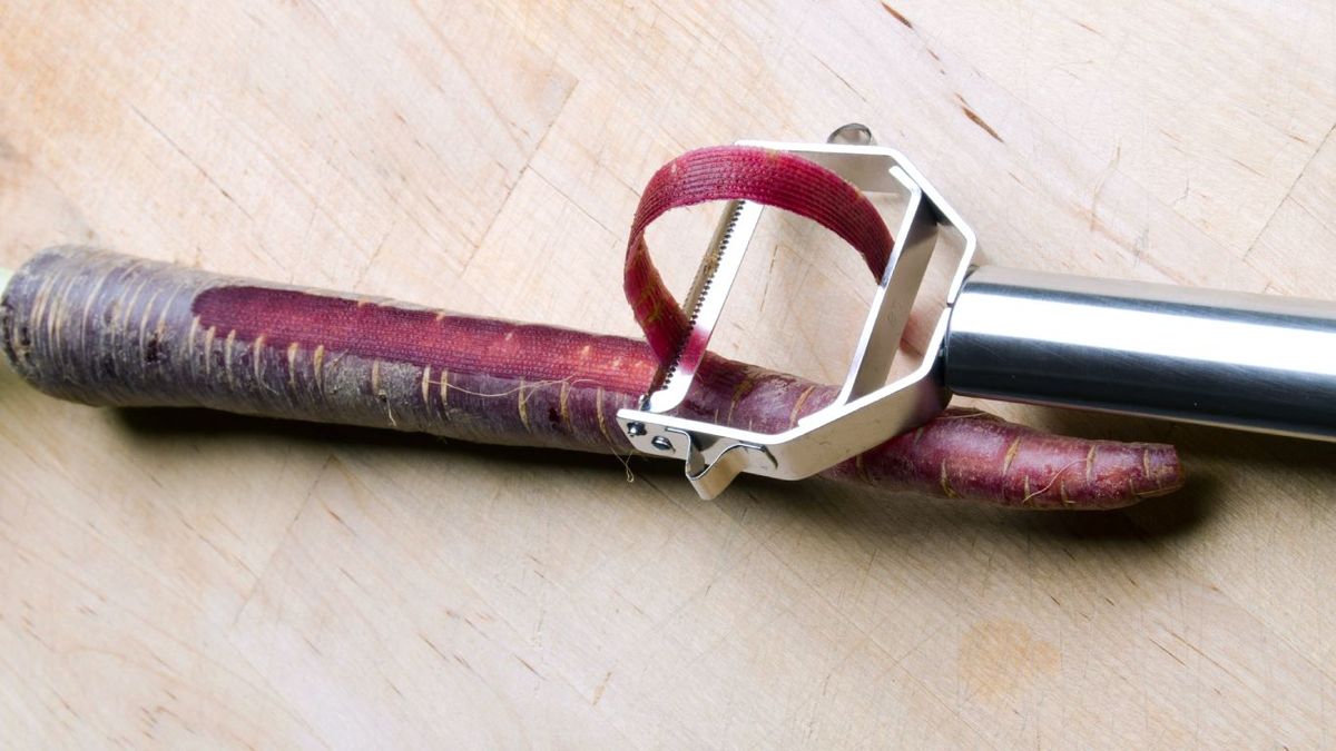 Pelar zanahoria morada