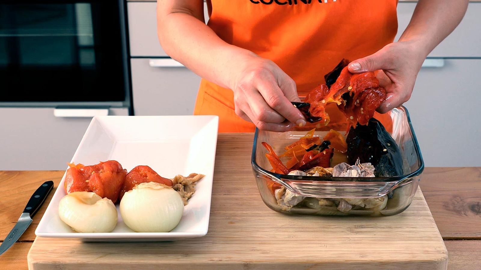 Pela las verduras Receta de escalivada de verduras asadas paso 4