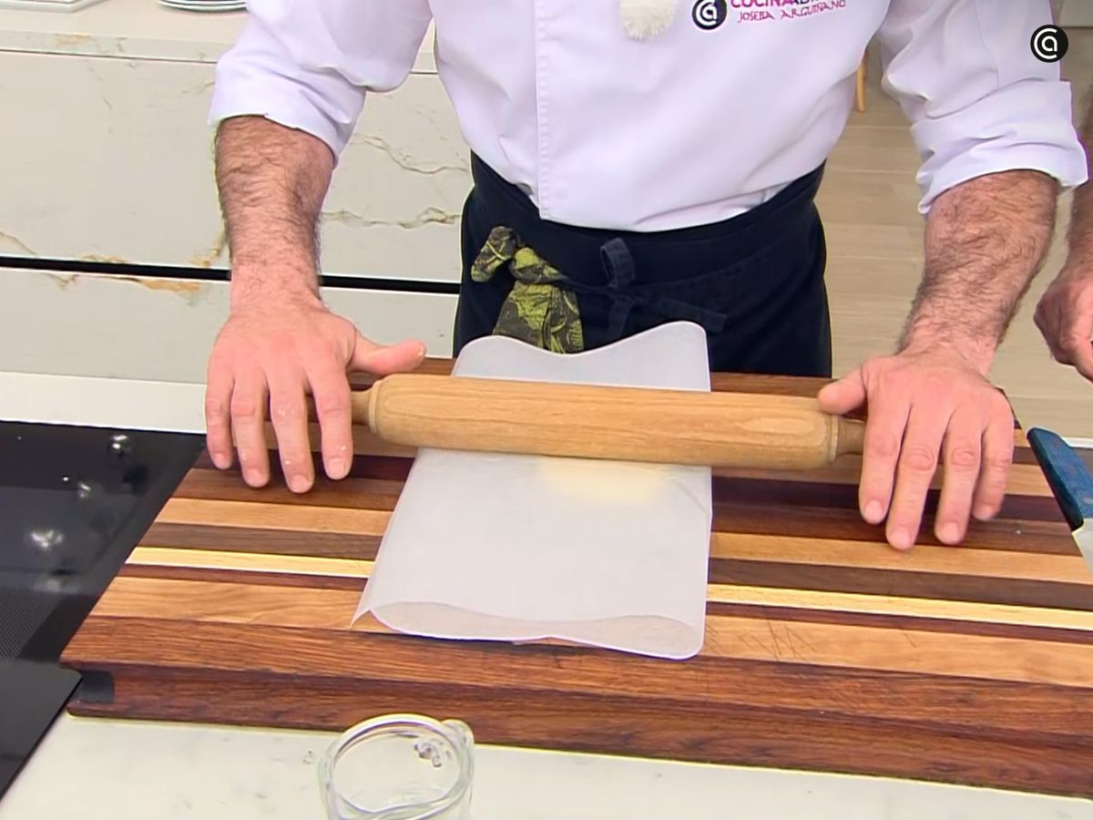 Estira la masa y corta en bastones