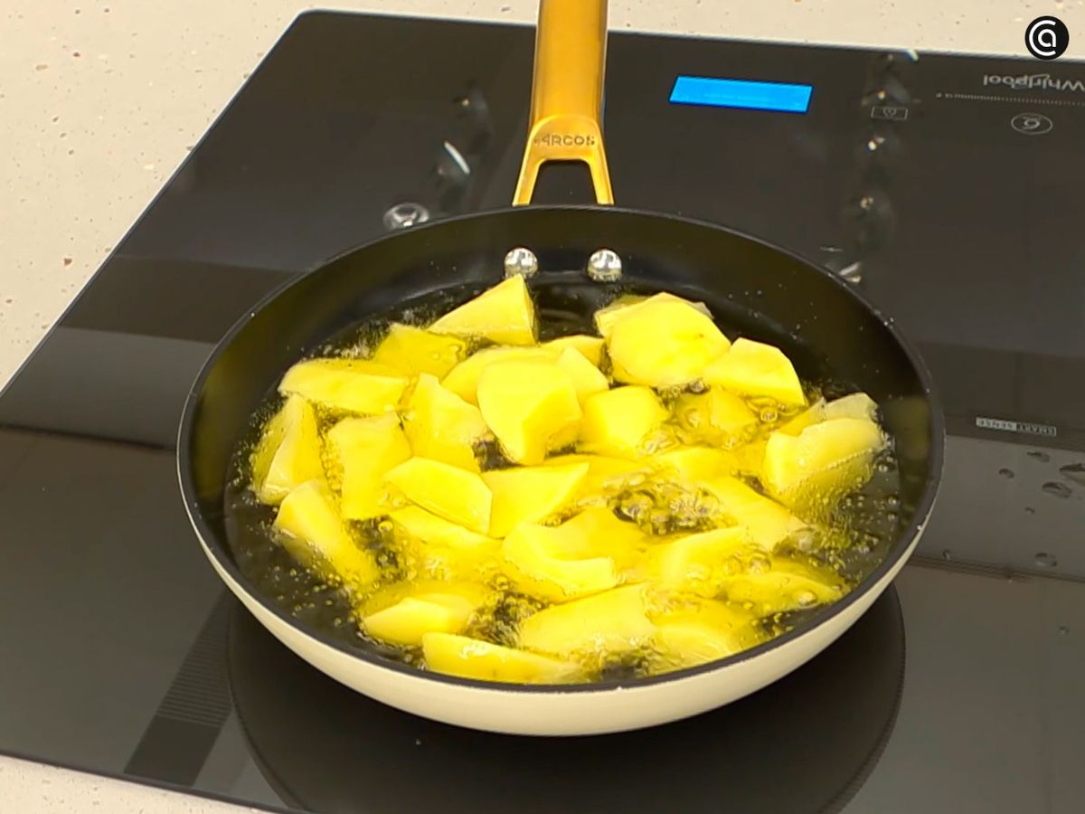 Corta y cocina las patatas en aceite caliente