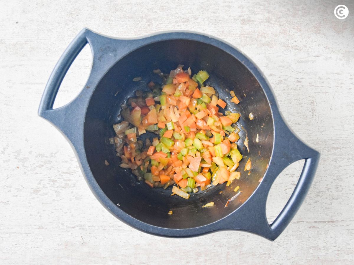 Sofrito de verduras para la crema de langostinos
