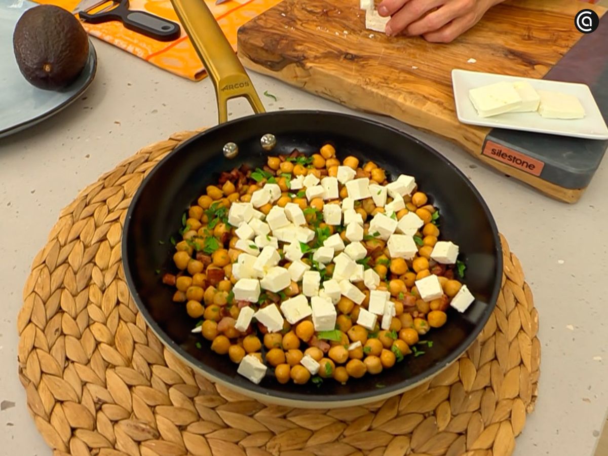 Saltea la panceta con los garbanzos y añade las hierbas y el queso feta