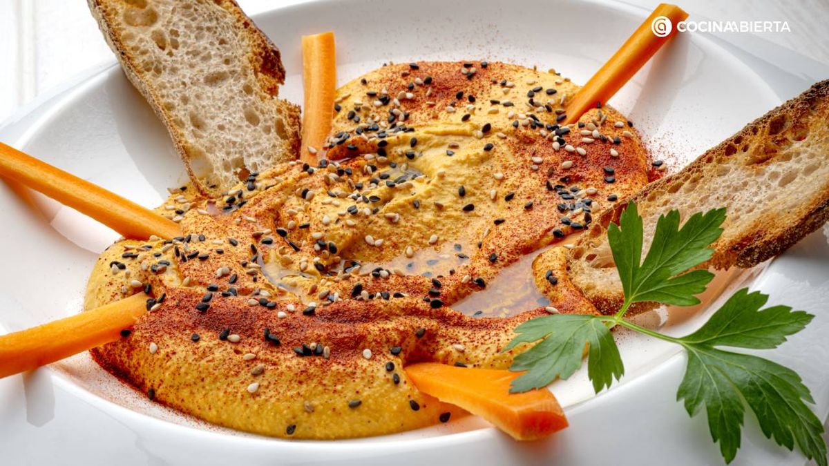 El hummus es una crema de garbanzos procedente de Oriente Medio perfecta para un aperitivo