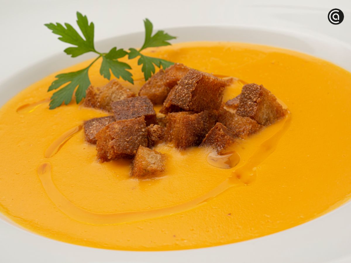 Una combinación ligera y sabrosa con el toque crujiente de los picatostes caseros.