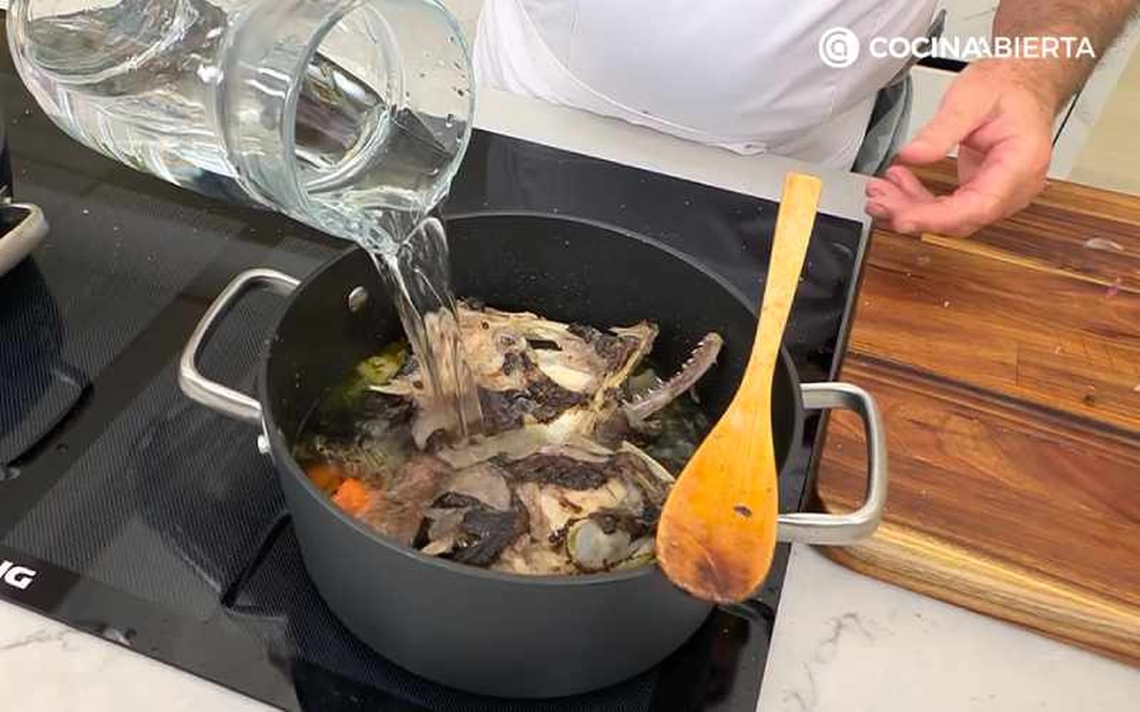 Prepara el fumet con la cabeza del rape Prepara el fumet con la cabeza del rape