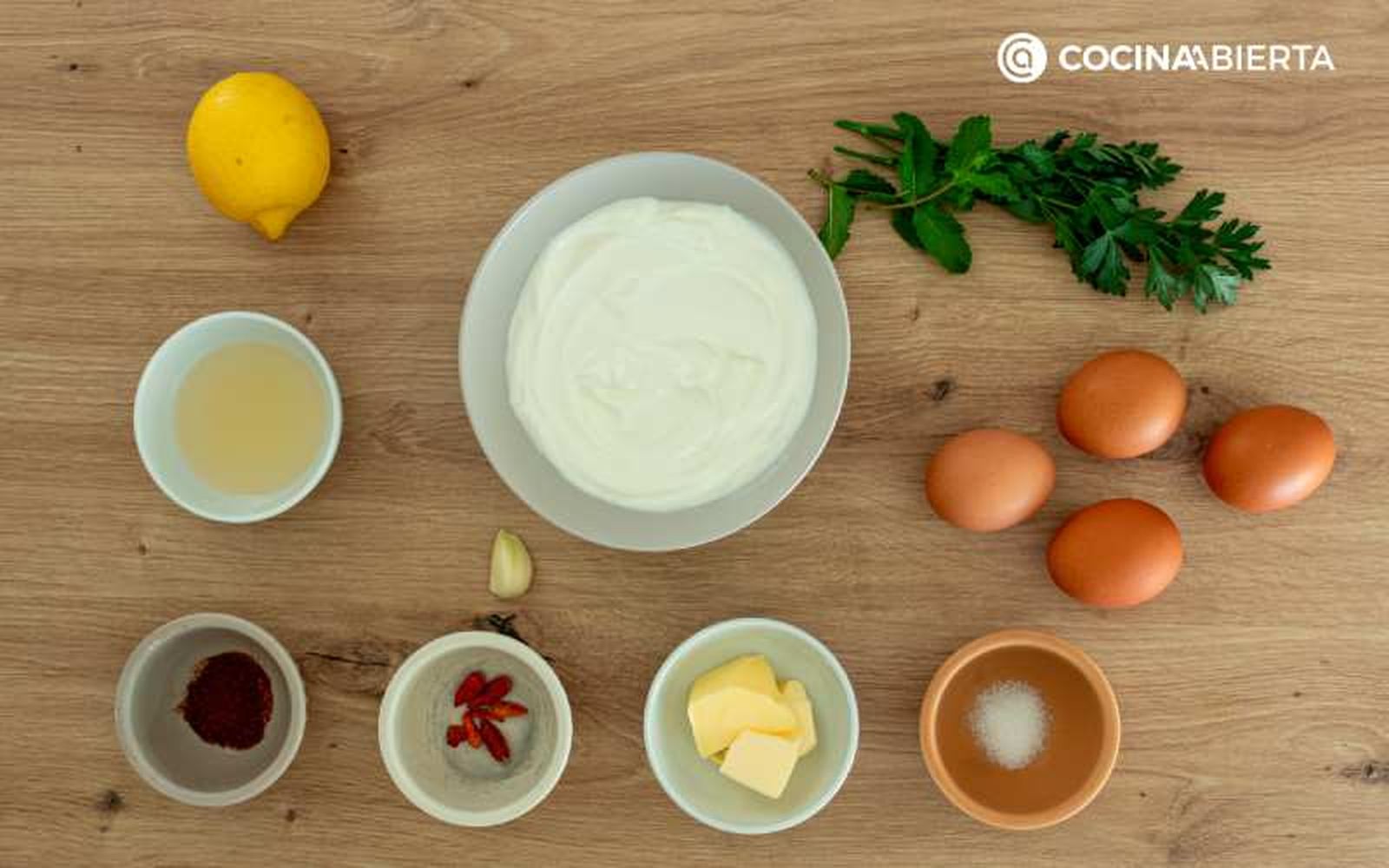 Ingredientes para preparar huevos turcos o çilbir Ingredientes para preparar huevos turcos o çilbir