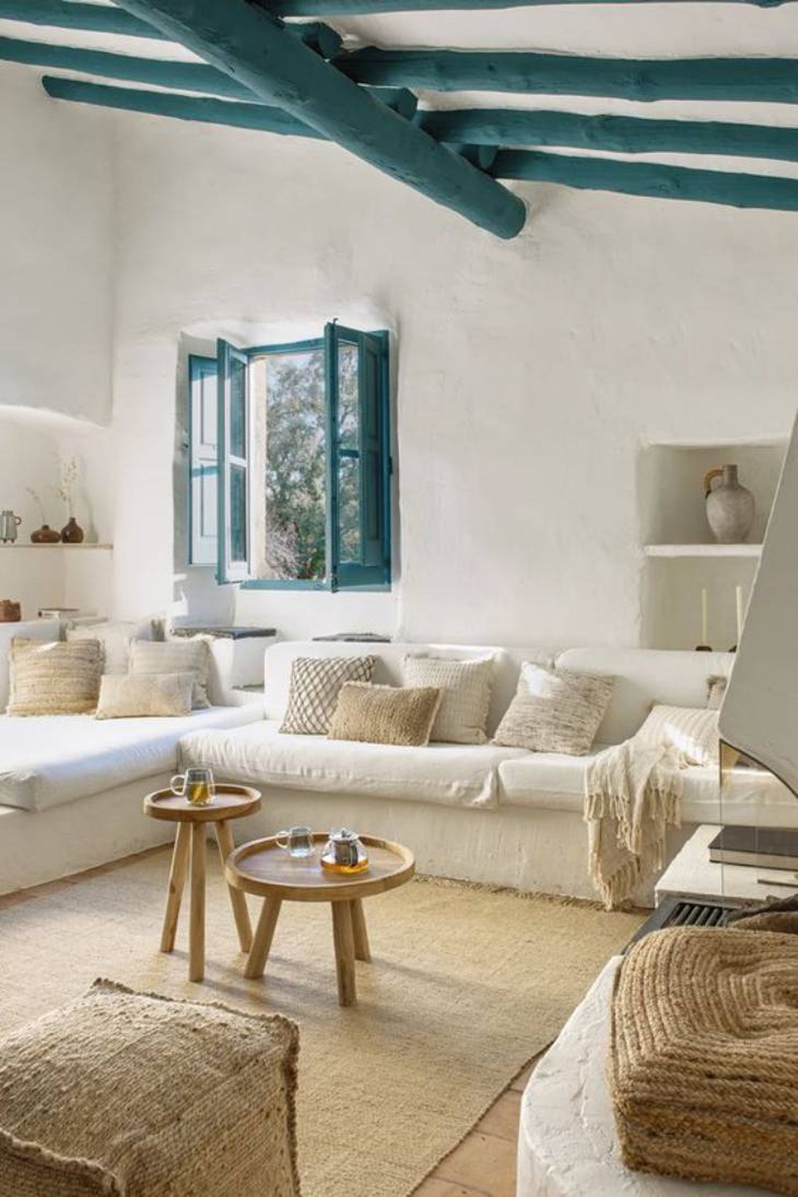 Salón amplio de estilo mediterráneo con vigas azules.