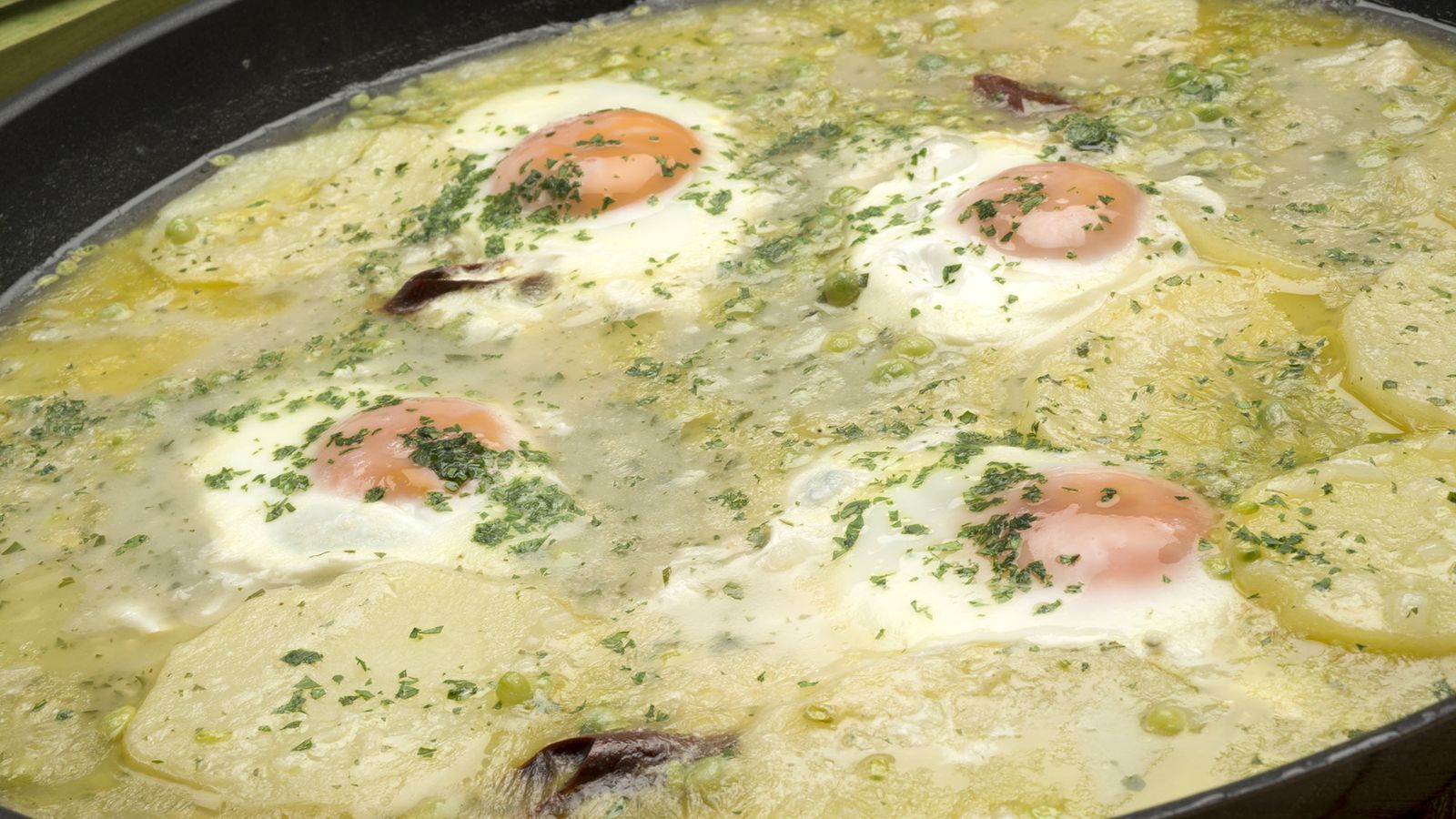 Patatas en salsa verde con huevos de Karlos Arguiñano