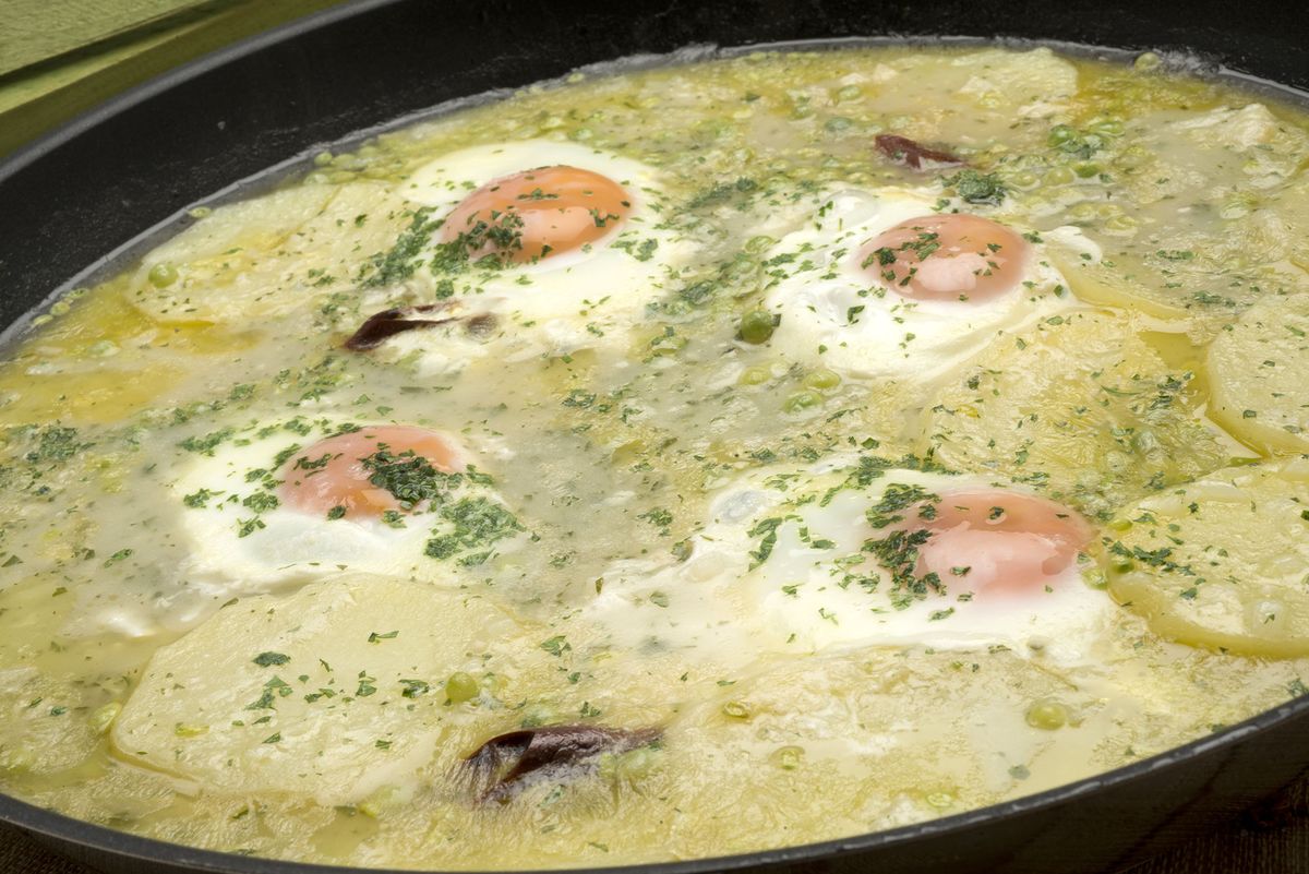 5758 1 Patatas en salsa verde con huevos al plato (1142) xl