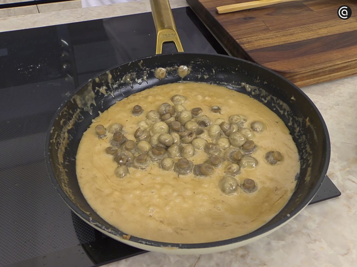 Retira las pechugas de la salsa y añade los champiñones