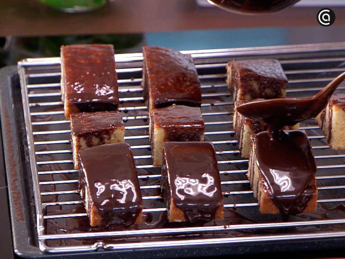 Cubre los bizcochos con el glaseado