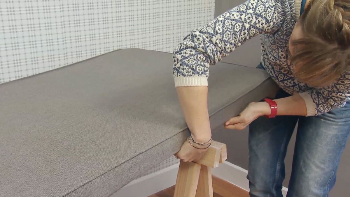 Dormitorio elegante en gris y amarillo paso 7