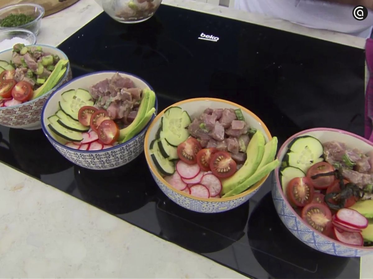 Reparte el arroz en los boles y coloca encima todos los ingredientes