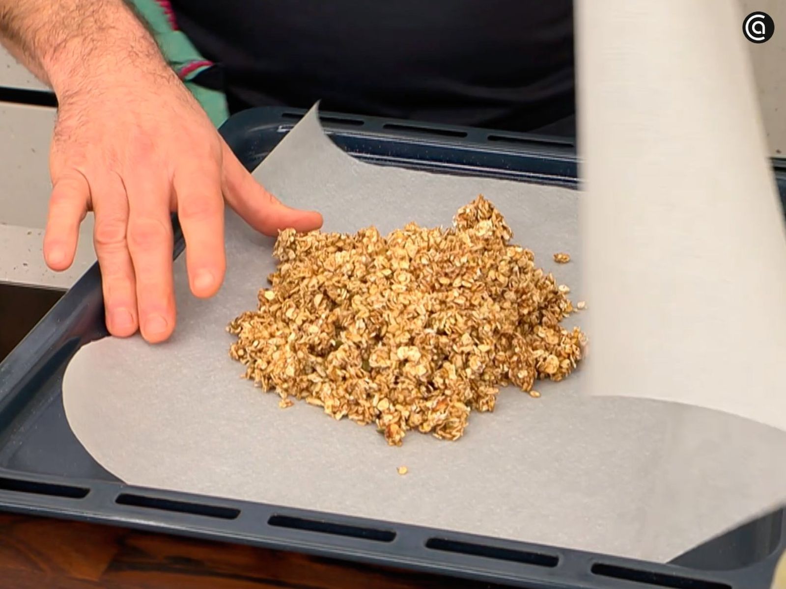 Extiende la mezcla en una bandeja y hornéala para que quede crujiente