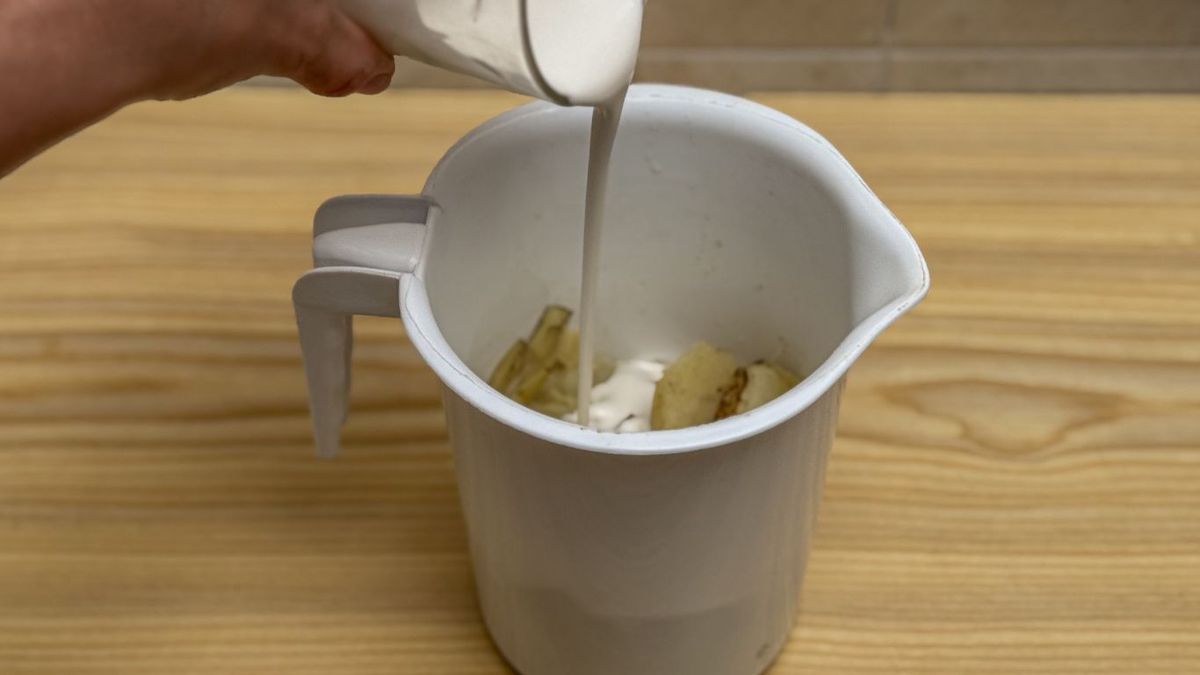 Triturar los ingredientes de la crema de alcachofas