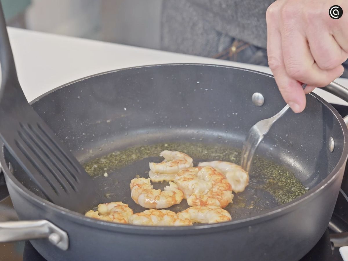 Dora cada marisco por separado