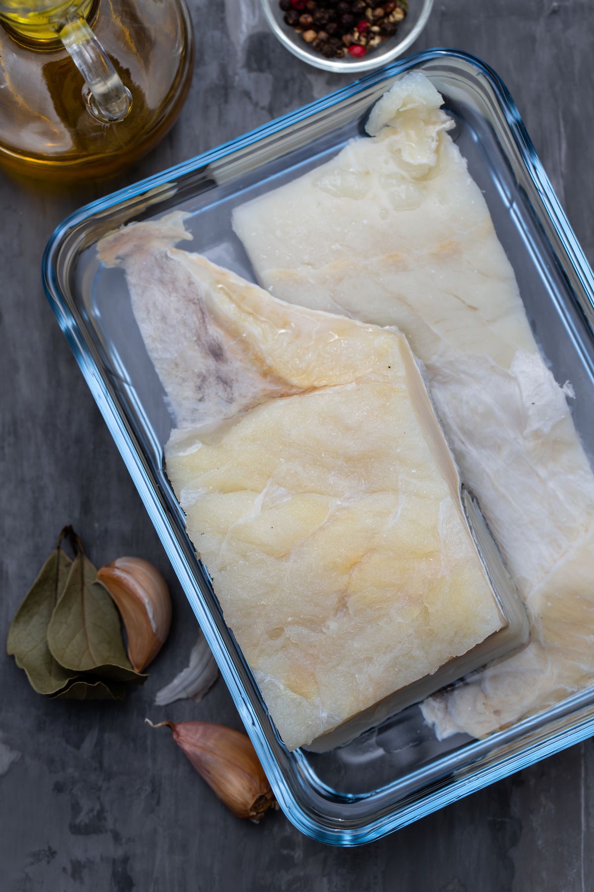 Para desalar el bacalao se debe dejar en remojo dentro de la nevera