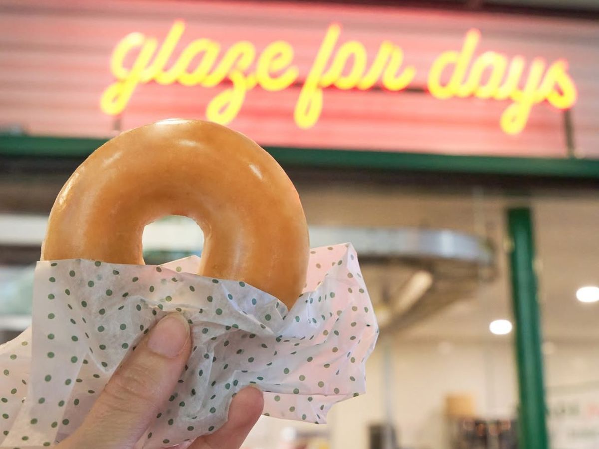 El ritual de sostener el dónut frente al cartel se ha convertido en foto obligada para los fans.