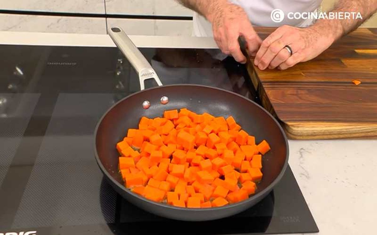 Cocina la calabaza en dados