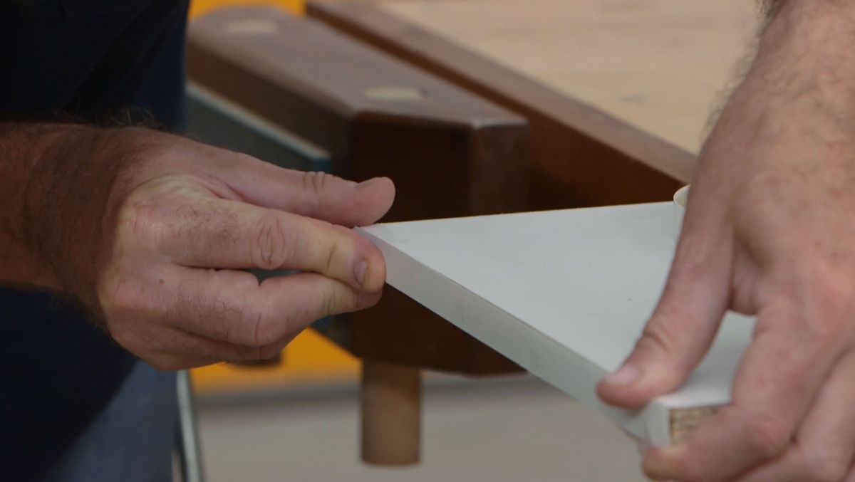 Cómo hacer un escritorio con estanterías paso 3