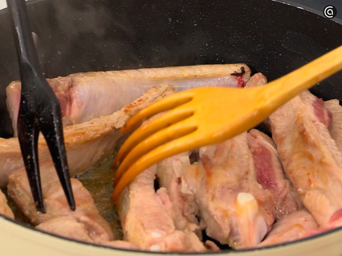 Sella las costillas de cerdo hasta que se doren y resérvalas