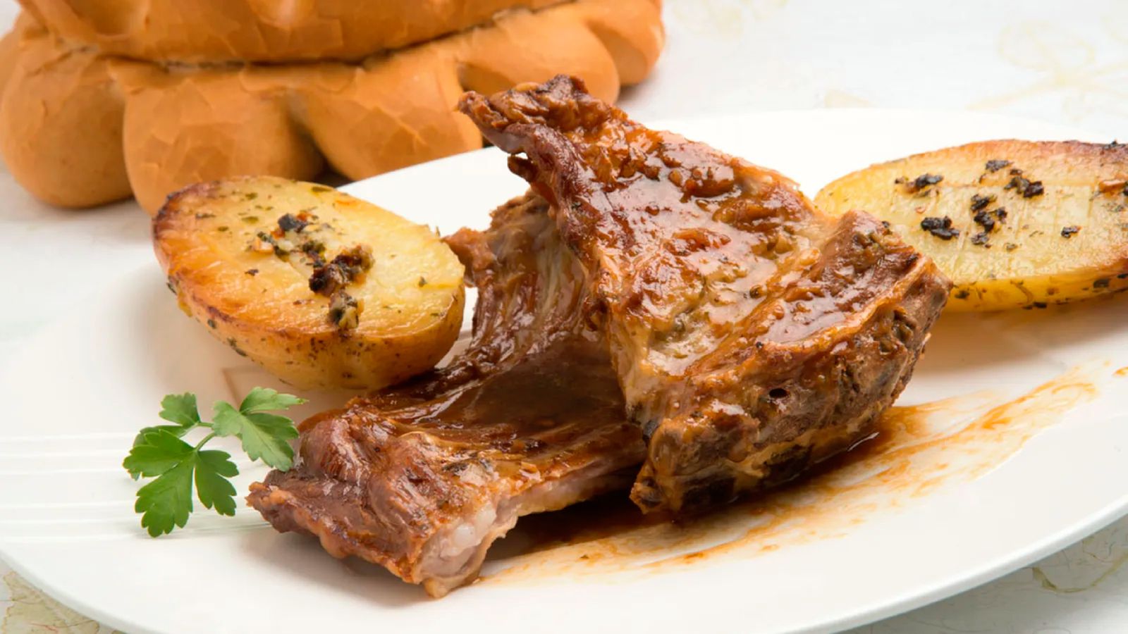 Lechazo asado al horno con patatas