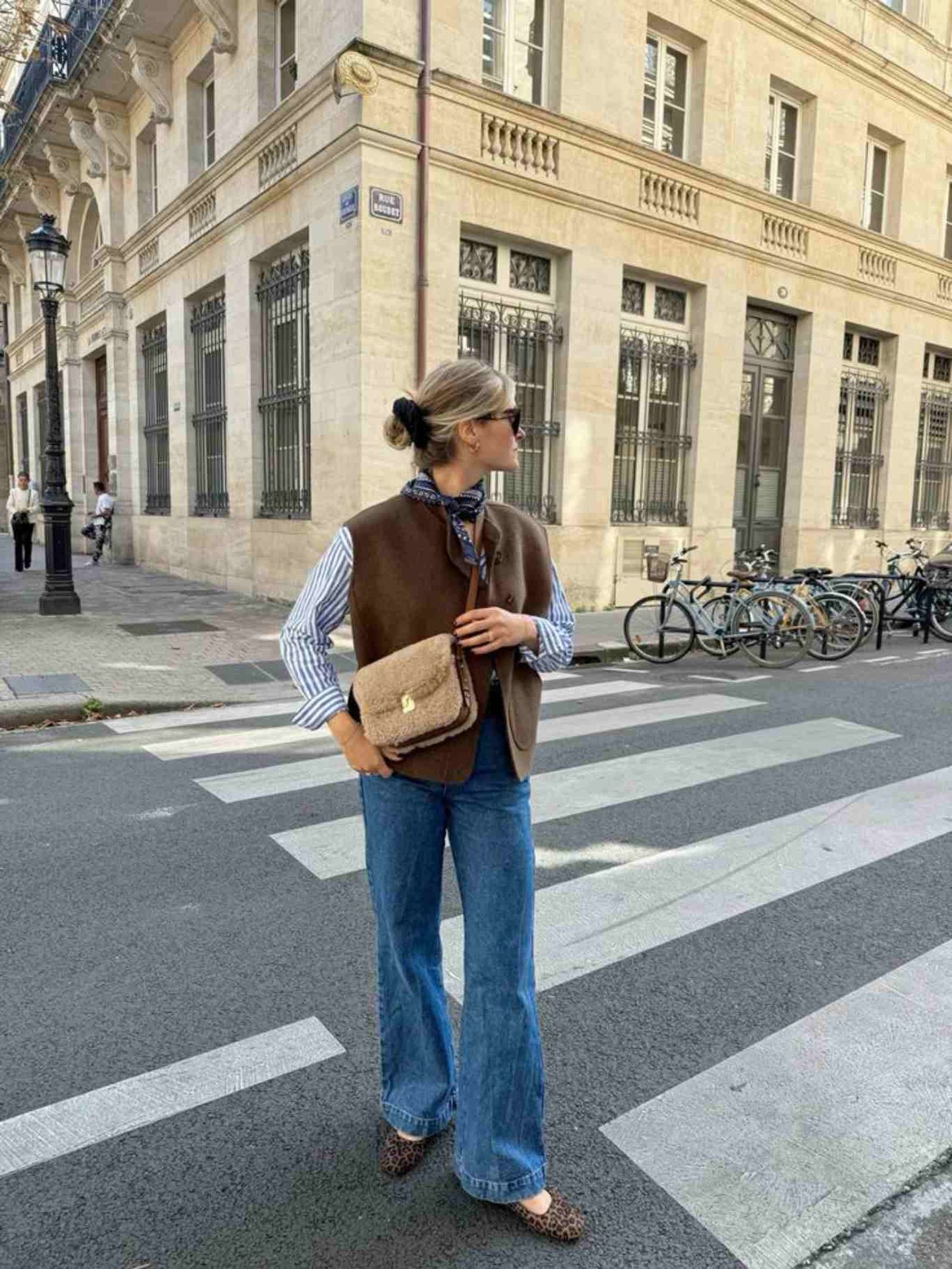 Camisa con chaleco y pañuelo al cuello. Camisa con chaleco y pañuelo al cuello.