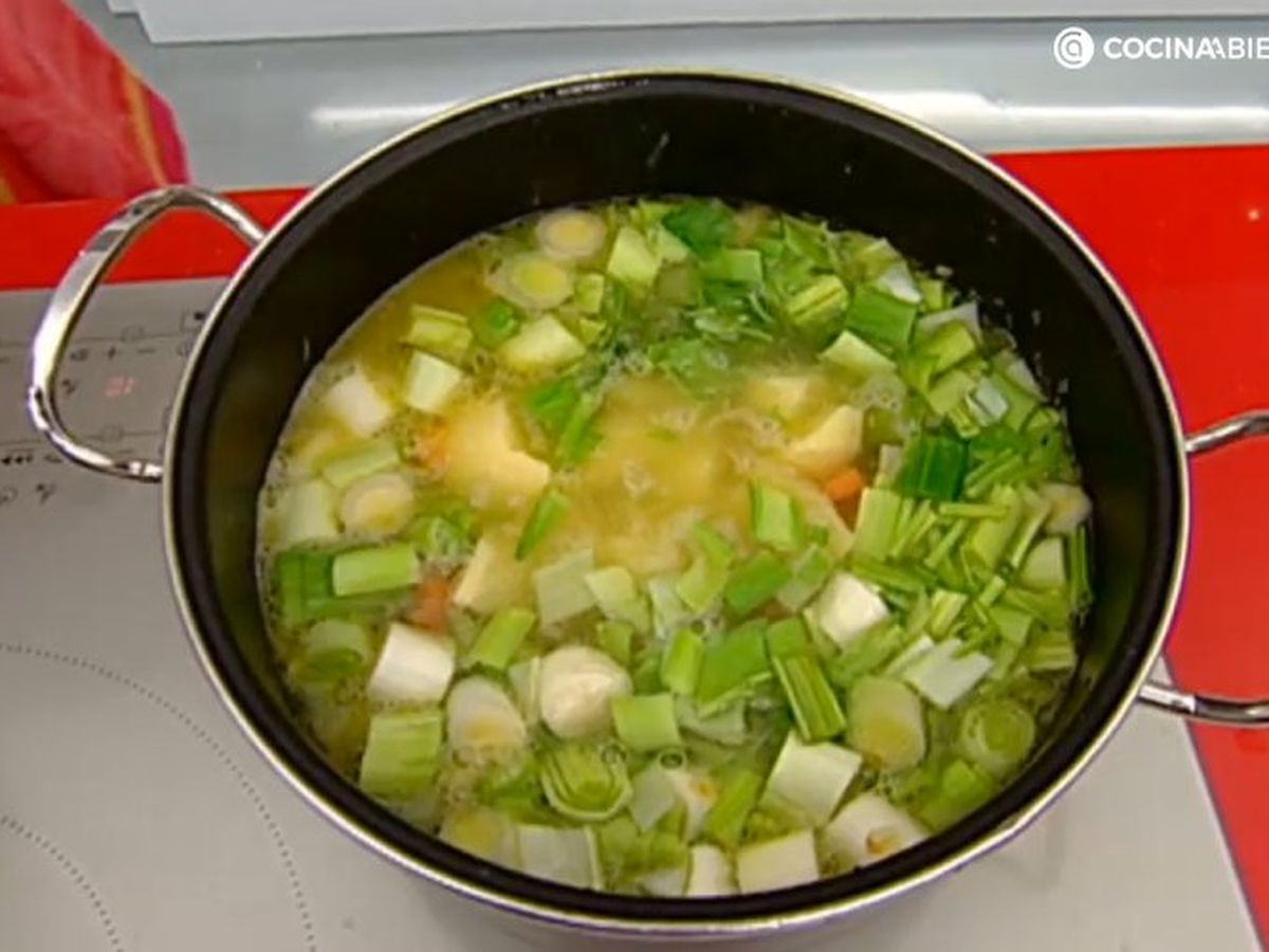 Cocina todos los ingredientes durante unos 20 minutos para tener tu porrusalda