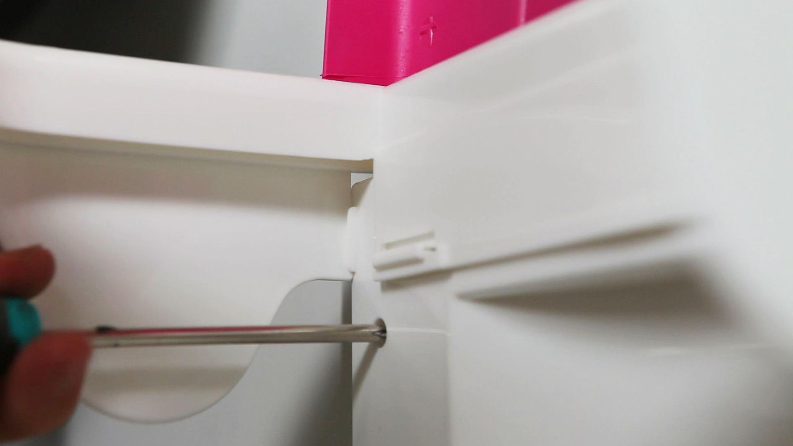 Colocar un soporte para bolsa de basura paso 3 Colocar un soporte para bolsa de basura paso 3