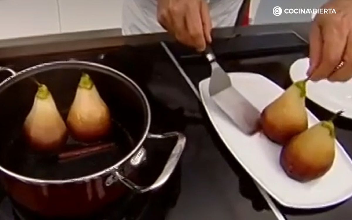 Cuando estén bien cocidas, saca las peras a una fuente