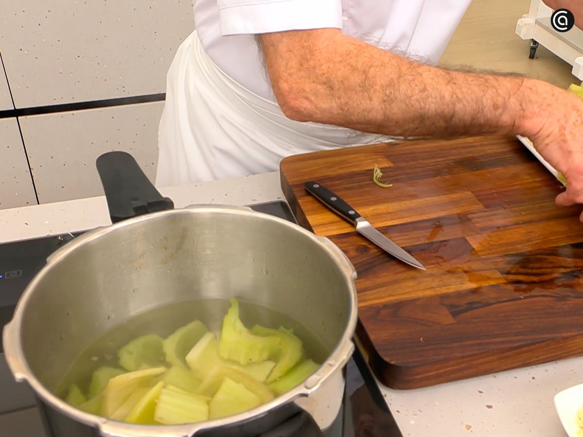 Trocea el cardo y cocínalo en la olla rápida