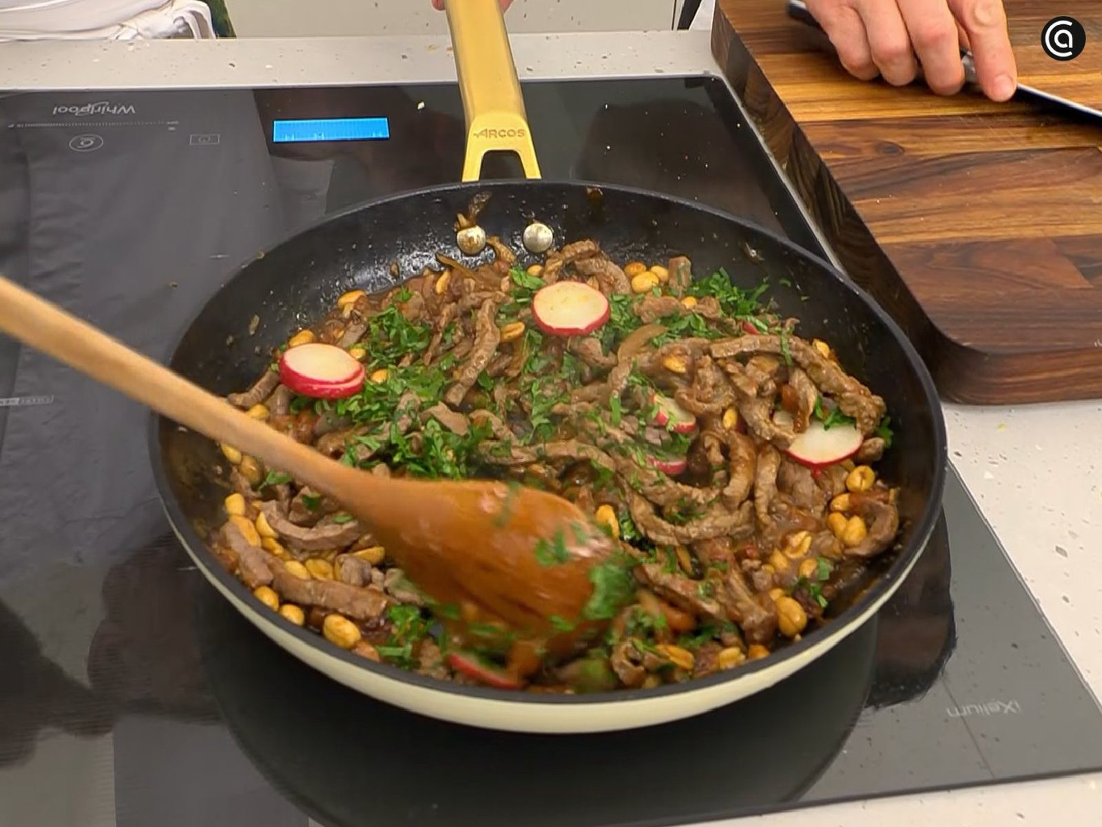 Añade la salsa sobre la ternera salteada y remueve bien para integrar